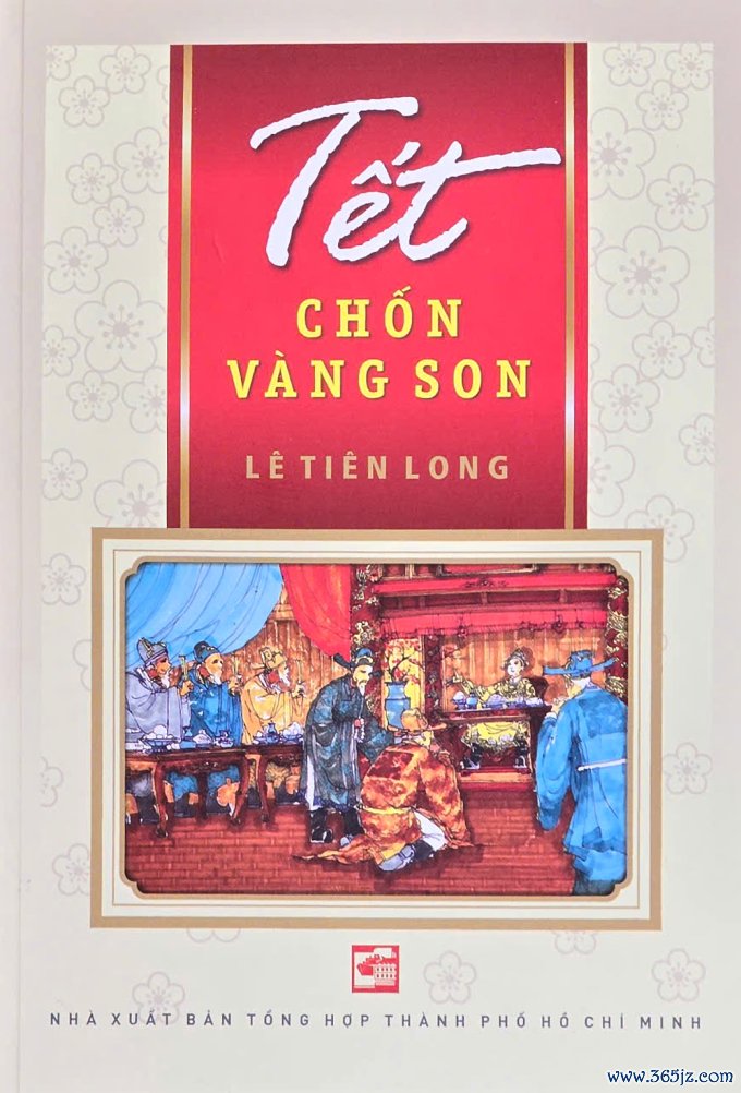 Bìa cuốn Tết chốn vàng son， sách 236 trang， NXB Tổng hợp TP HCM ấn hành. Sách còn có nhiều hình ảnh minh họa về kinh thành Huế xưa (của nhà báo Võ Thạnh) và các địa danh lưu dấu ấn lịch sử từ nhiều nguồn. Ảnh: Quỳnh My